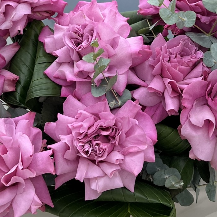 Букет из 9 пышных сиреневых роз Куинс Краун с зеленью